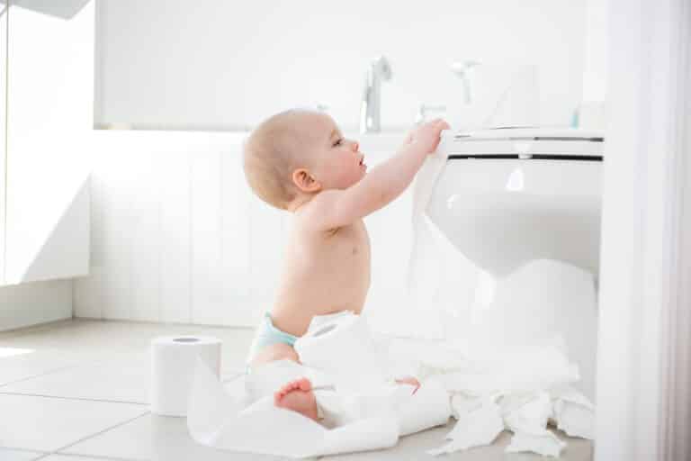 Baby spielt mit Toilettenpapier