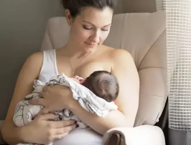 Stillen: Das Baby an der Brust richtig anlegen und abdocken