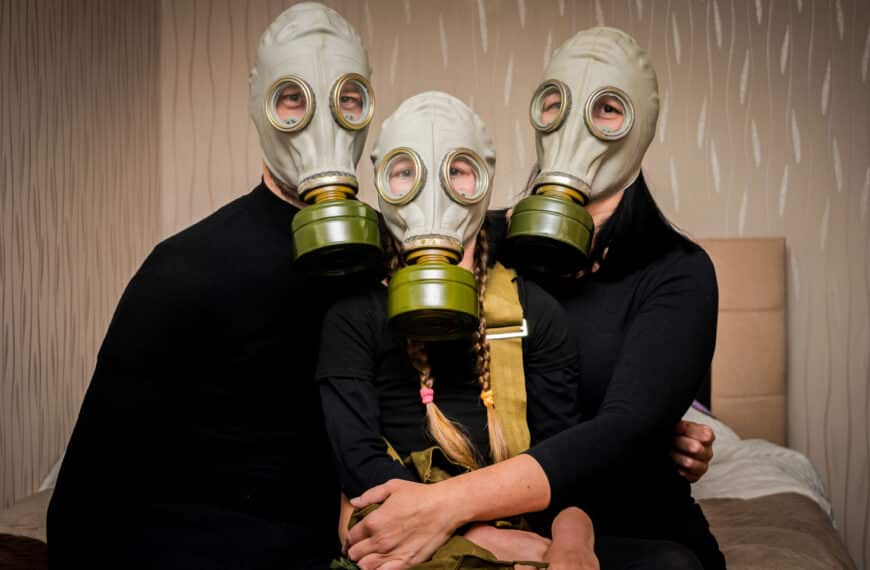 Familie mit Gasmasken