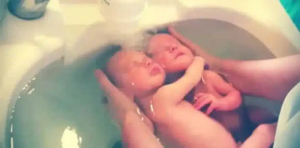 Diese Zwillinge kuscheln beim Baden wie in Mamas Bauch