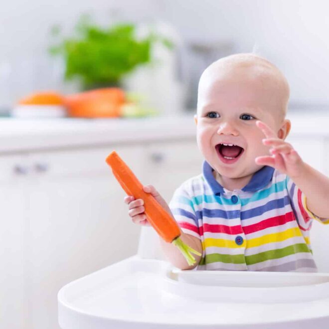 Verzögerte Einführung von bestimmten Nahrungsmitteln schützt Babys nicht vor Allergien