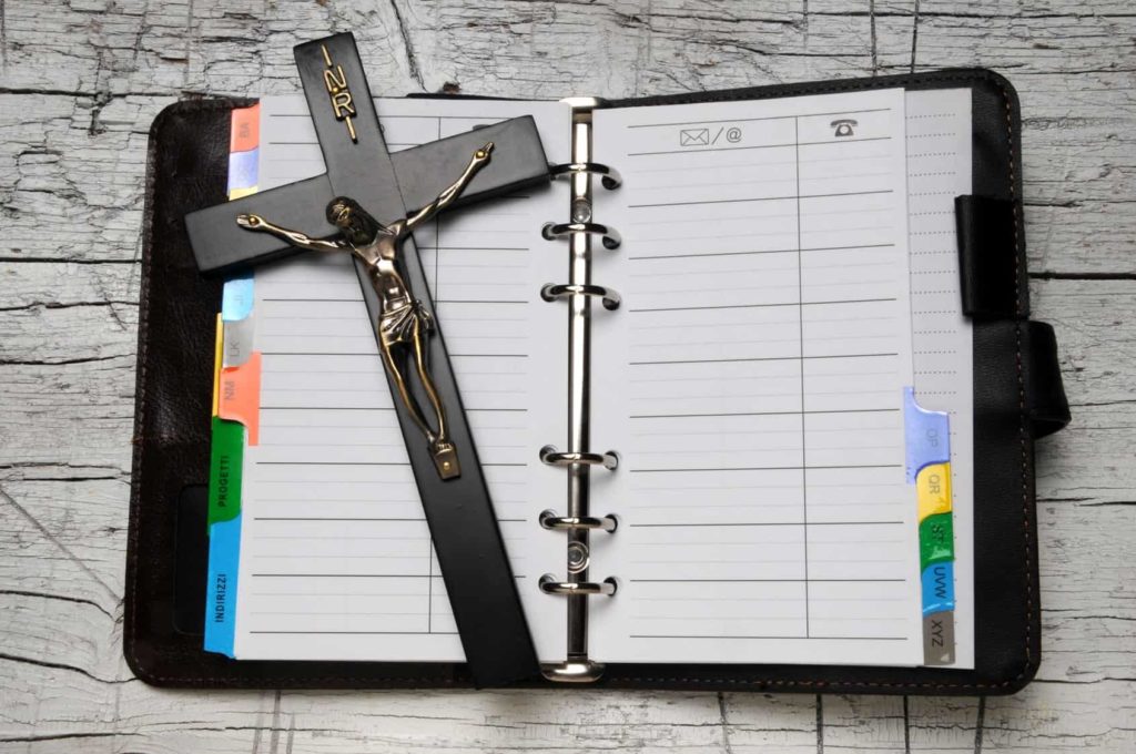 Tauftermin festlegen - Kalender und christliches Kreuz