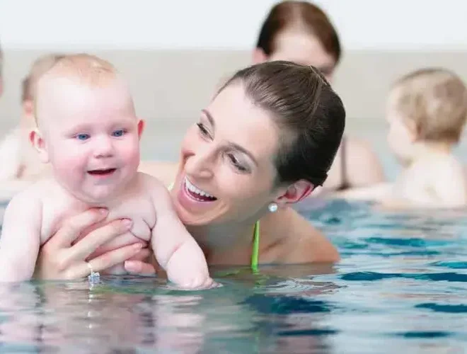 Babys ans Babyschwimmen gewöhnen: so klappt es ohne Komplikationen