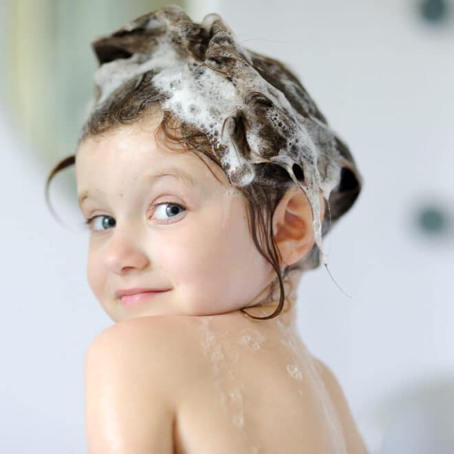 Badespaß für Kinder: Plantschen und Spielen in der Badewanne