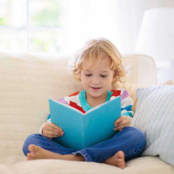 Kleiner Junge schmuggelt selbst geschriebenes Buch in die Auslage der Bibliothek