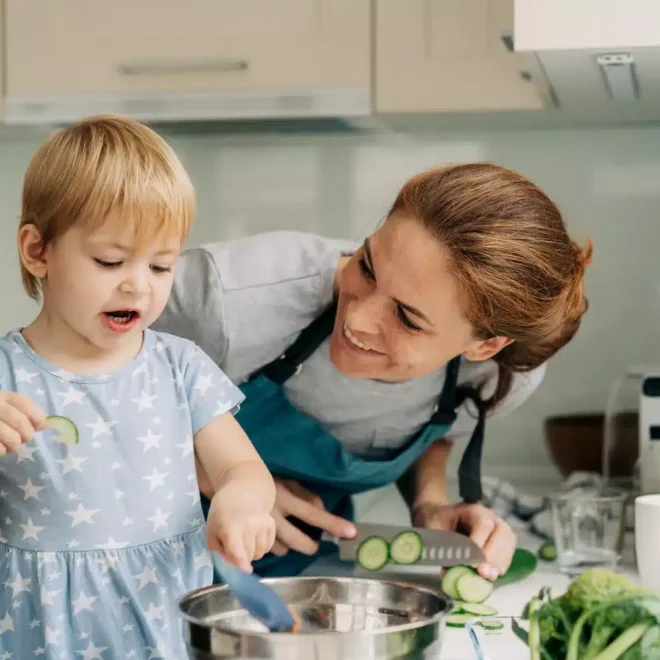 Montessori in der Küche mit Kleinkindern: verantwortungsbewusst dank Lernturm & Co.