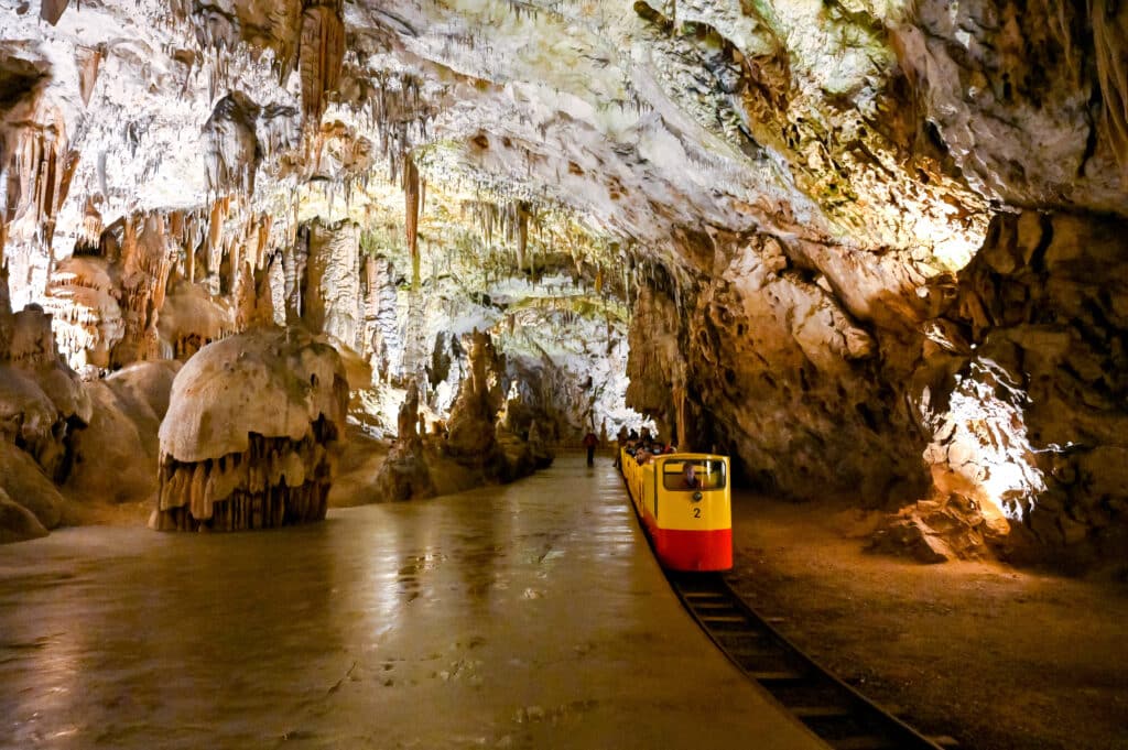 Bergbahn in der Grotte von Potojna
