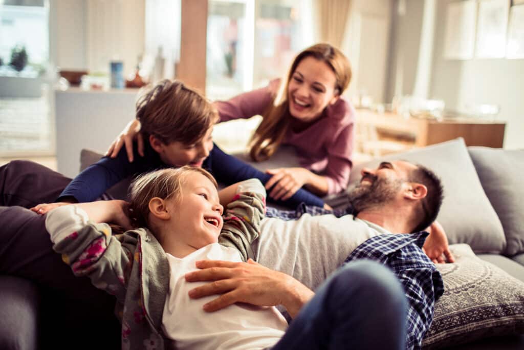 Entspannte Familie nach emotionsfokussierter Paartherapie.