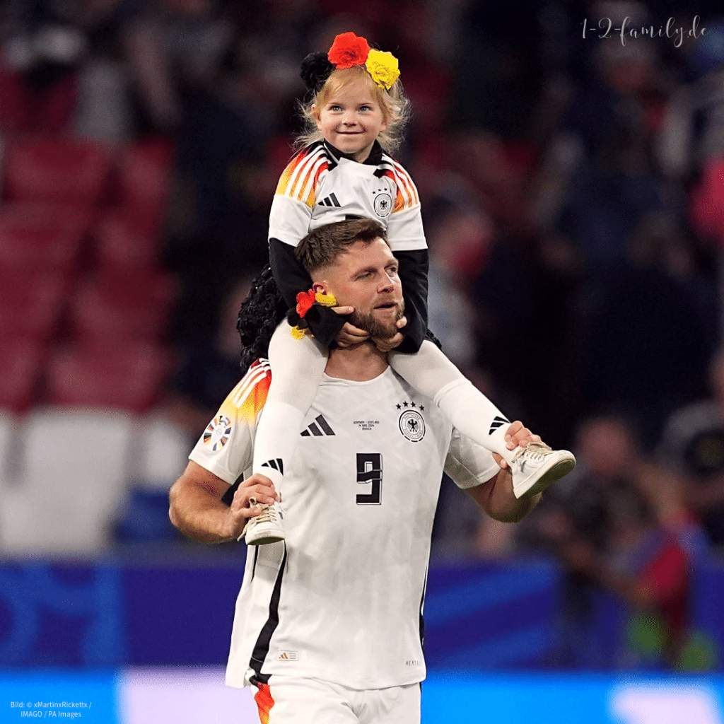 Niclas Füllkrug und Tochter Emilia auf der Ehrenrunde durch die Münchner Allianz-Arena. (Nach dem 5:1 Sieg der deutschen Nationalmannschaft gegen die schottische Nationalelf.)  14.06.2024