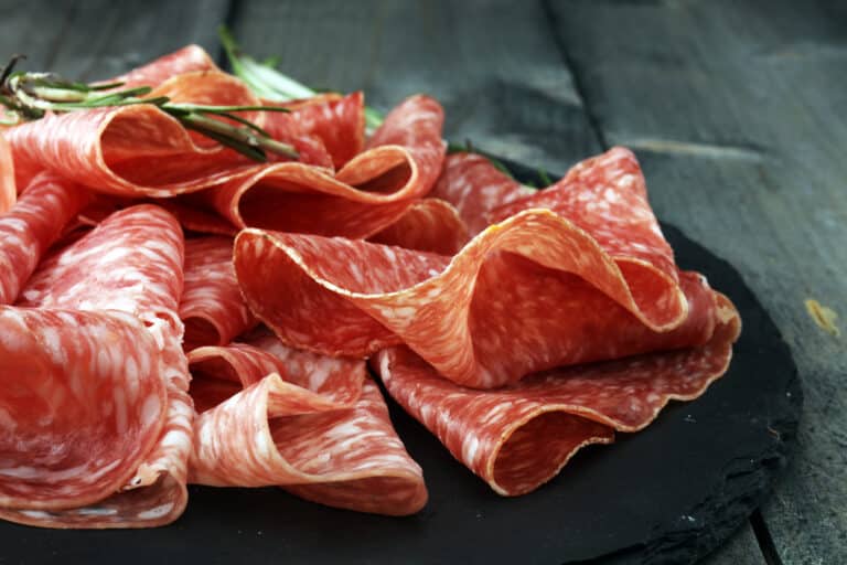 Salami-Rückruf bei REWE: Gesundheitsgefahr durch Salmonellen