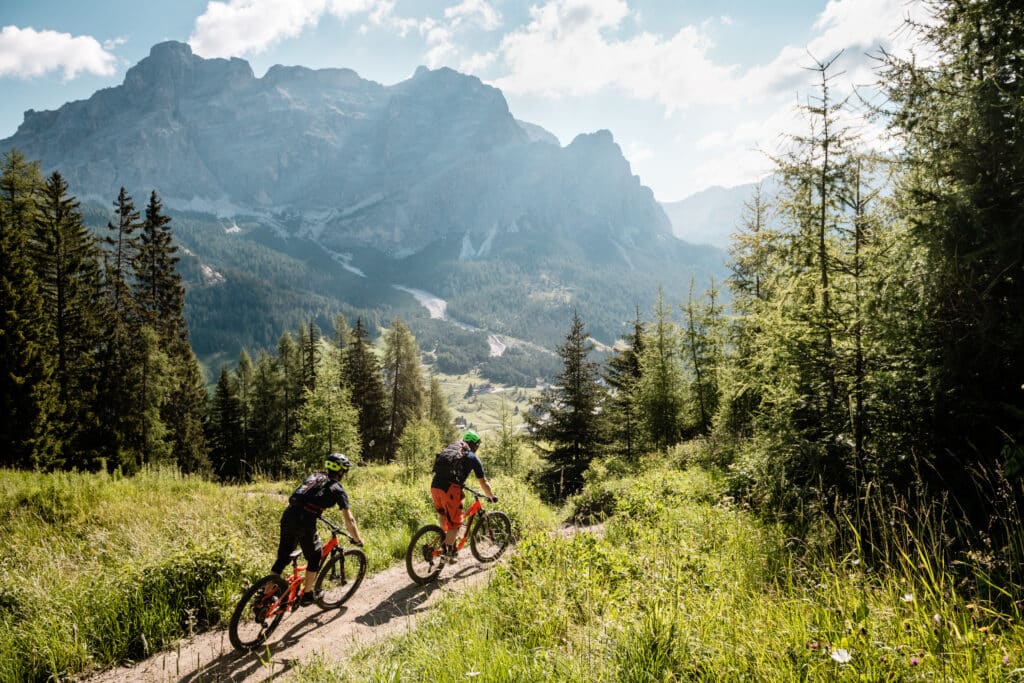 Bikeurlaub in den Südtiroler Dolomiten: Auf der Hochebene von Alta Badia warten naturbelassene Biketrails wie diese.