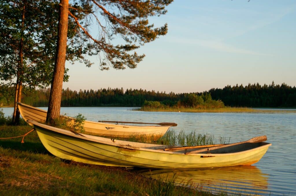 Punkaharju-Resort-Aussenansicht. Boote am See.