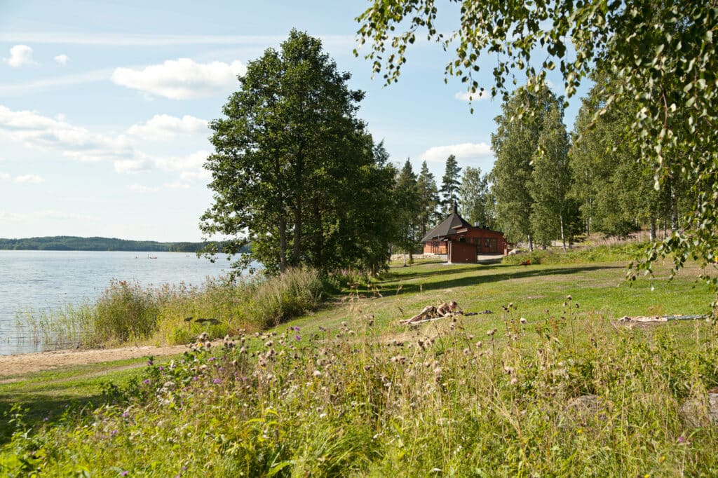 Punhakarju Aussenansicht Tiny House mit Blick über das Areal.