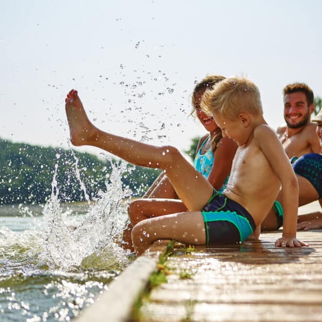 Direkt am Wasser, weg vom Trubel: 5 Unterkünfte, die euren Familienurlaub aufpeppen