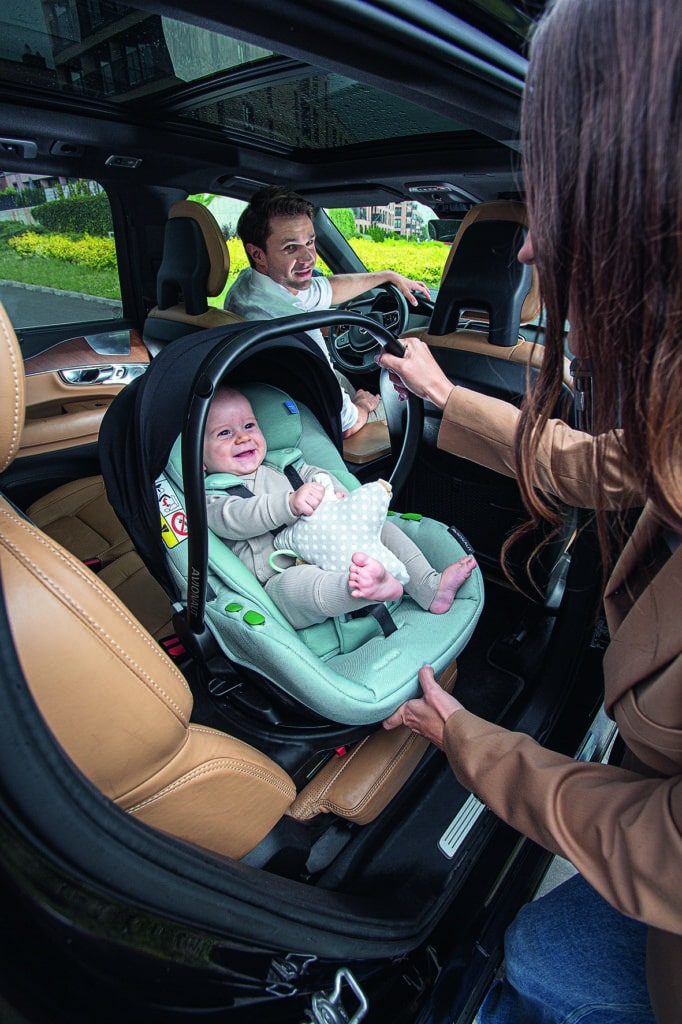 Regelmäßige Pausen, in denen das Kind aus der Babyschale herausgenommen wird, sind wichtig, damit Wirbelsäule und Muskulatur nicht geschädigt werden. 