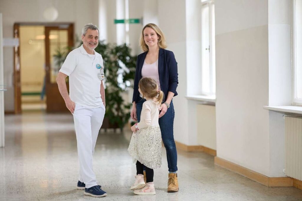 Carsten Krohn mit Julia und Marlene. Der Arzt ist beeindruckt von der Geduld und dem
Durchhaltevermögen der Eltern. „Sie haben alles getan, um eine möglichst narbenarme
Wundheilung zu erreichen. Für den Gesamtverlauf war das mindestens so wichtig wie der Verzicht
auf ein Skalpell und die Verwendung von SUPRATHEL.“