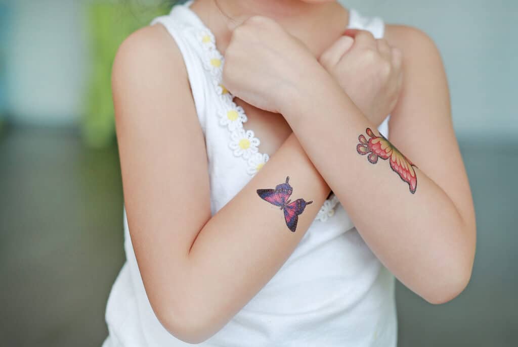 Mädchen mit Kindertattoos