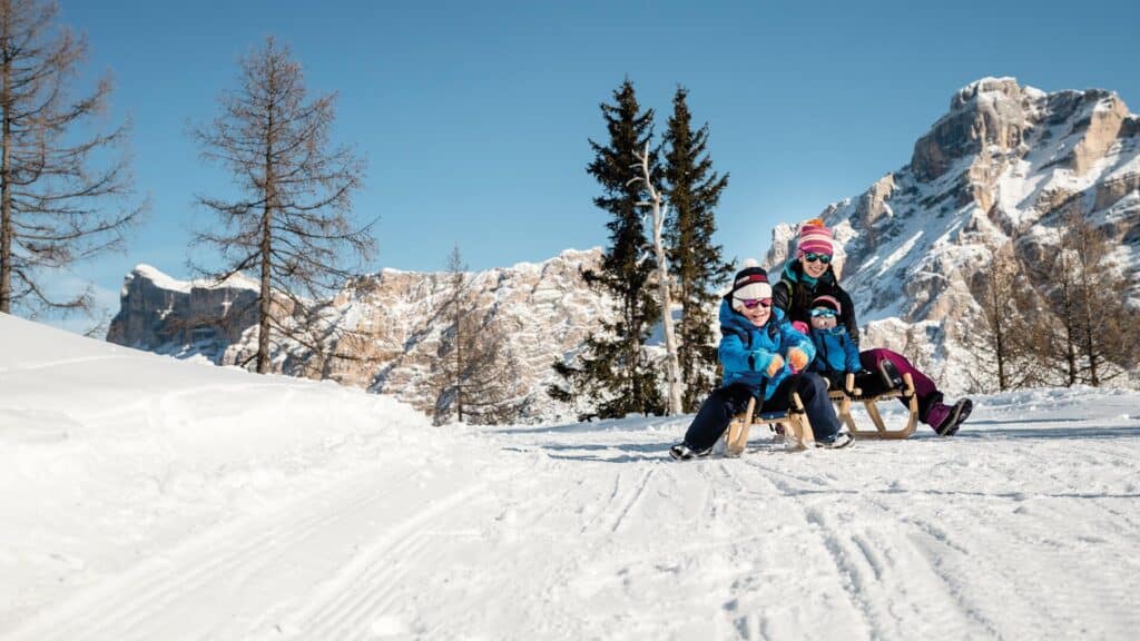 Abseits der Pisten warten noch viele weitere Winteraktivitäten für die ganze Familie – zum Beispiel Schlittenfahren, Winterwandern oder die Bärenhöhle mit ihren Naturquiz- und Multimedia-Spielen. © Movimënt