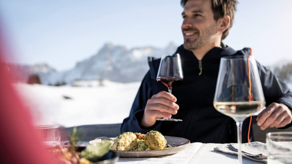 Ein weiterer unwiderstehlicher Grund für einen Winterurlaub in Alta Badia: kulinarische Hochgenüsse aus der Südtiroler Küche, begleitet von den besten italienischen Weinen. © Movimënt