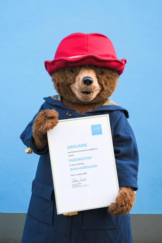 Paddington mit Unicef Urkunde